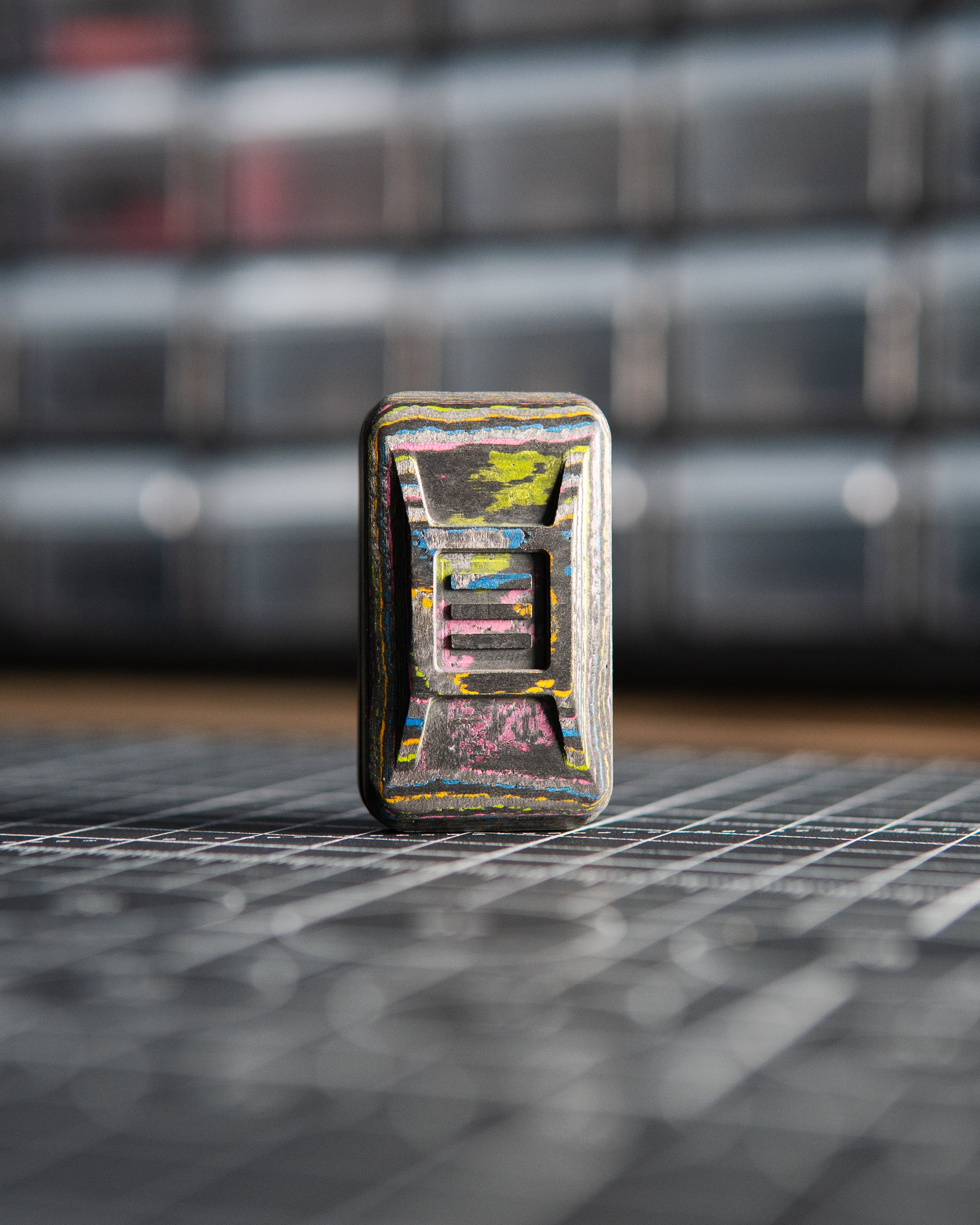 Delta Ergo Pro Tile Fidget Slider - Maker's Choice, 80's Camo Carbon Fiber